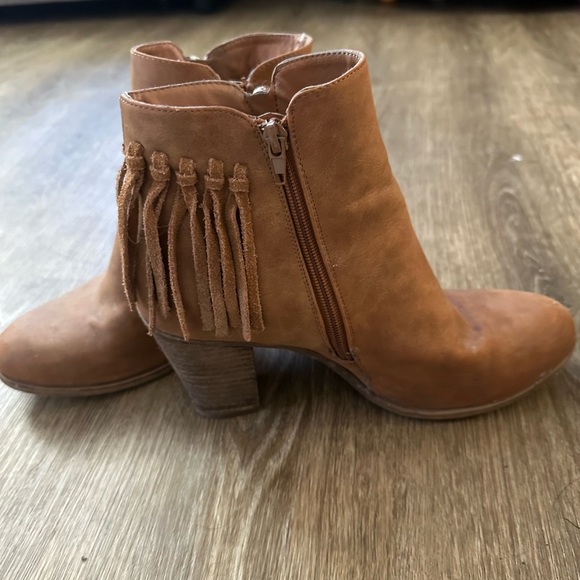 Call it spring size 10. Worn a couple times. - Picture 2 of 2